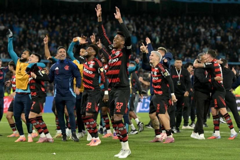 Players of Flamengo celebrate at the end of the Copa Libertadores semifinal second leg football match between Argentina's Racing and Brazil's Flamengo at the Presidente Juan Domingo Peron - El Cilindro stadium in Avellaneda, Buenos Aires province, on October 29, 2025.  JUAN MABROMATA / AFP