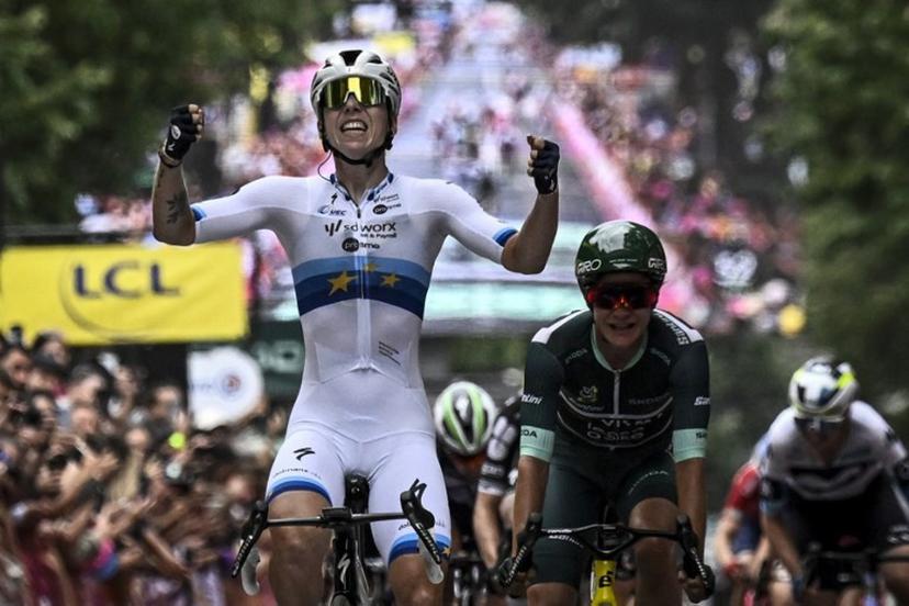 Team SD Worx - Protime's Dutch rider Lorena Wiebes (L) celebrates as she crosses the finish line to win the 3rd stage (out of 9) of the fourth edition of the Women's Tour de France cycling race, 163.5 km from La Gacilly to Angers, in Angers, western France on July 28, 2025.  JULIEN DE ROSA / AFP