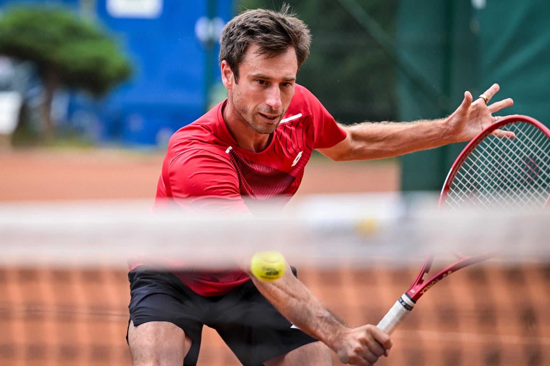 Belgian Sander Gille is pictured in action during a training practice at the 'WAC Wiener Athletic Club' stadium, in preparation of the Davis Cup quelifiers between Belgium and Austria, in Vienna, on Thursday 17 September 2026.  BELGA PHOTO DAVID PINTENS