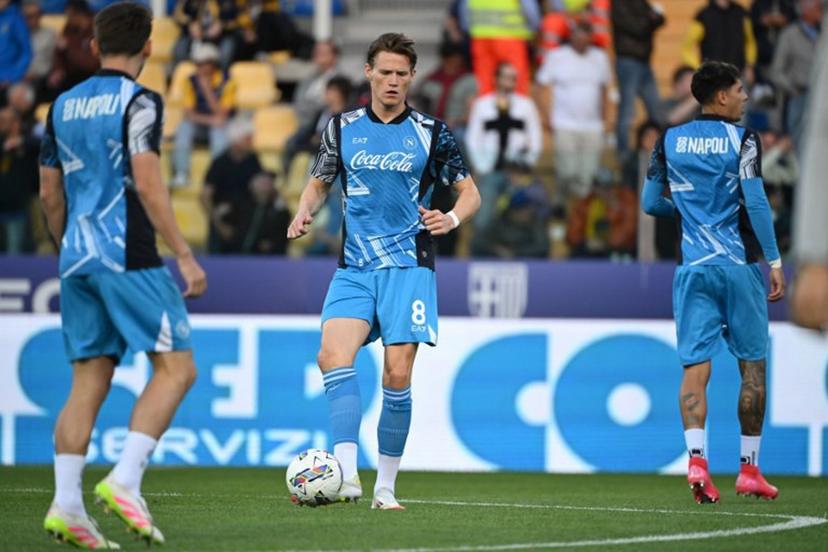 Napoli's Scottish midfielder #08 Scott Mc Tominay warms up before the Italian Serie A football match between Parma and Napoli at the Tardini stadium in Parma on May 18, 2025.  Piero CRUCIATTI / AFP