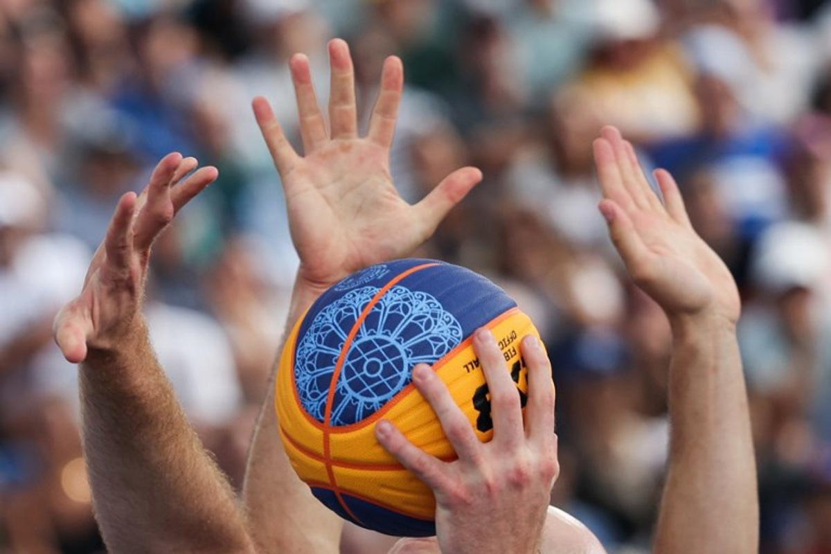 Poland's #15 Adrian Bogucki (front) tries to shot as Netherlands' #44 Arvin Slagter (back) blocks in the men's pool round 3x3 basketball game between Poland and the Netherlands during the Paris 2024 Olympic Games at La Concorde in Paris on August 2, 2024.  David GRAY / AFP