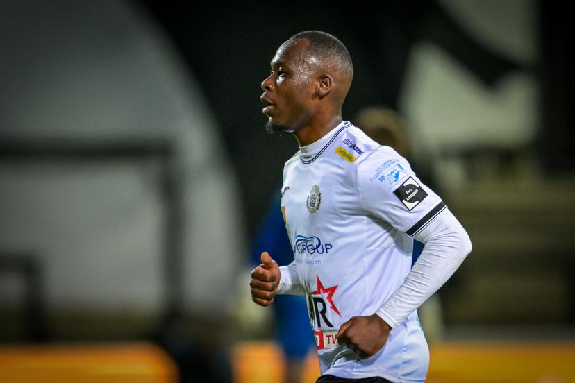 Lokeren's Mohammed Soumare leaves the field after receiving a red card during a soccer game between KSC Lokeren and Royal Olympic Charleroi, Saturday 07 February 2026 in Lokeren, on day 24 of the 2025-2026 'Challenger Pro League' 1B second division of the Belgian championship. BELGA PHOTO DAVID PINTENS