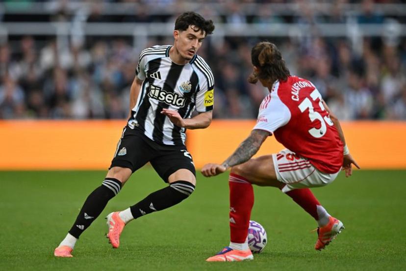 Newcastle United's English defender #21 Tino Livramento vies with Arsenal's Italian defender #33 Riccardo Calafiori during the English Premier League football match between Newcastle United and Arsenal at St James' Park in Newcastle-upon-Tyne, north east England on September 28, 2025.  ANDY BUCHANAN / AFP