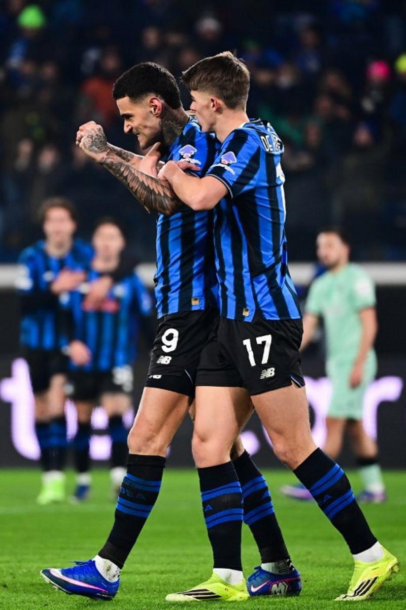 Atalanta's Italian forward #09 Gianluca Scamacca celebrates with Atalanta's Belgian forward #17 Charles De Ketelaere after scoring his team's first goal during the UEFA Champions League, league phase day 7, football match between Atalanta Bergame and Athletic Bilbao at the stadio Atleti Azzurri d'Italia stadium in Bergamo on January 21, 2026.  PIERO CRUCIATTI / AFP
