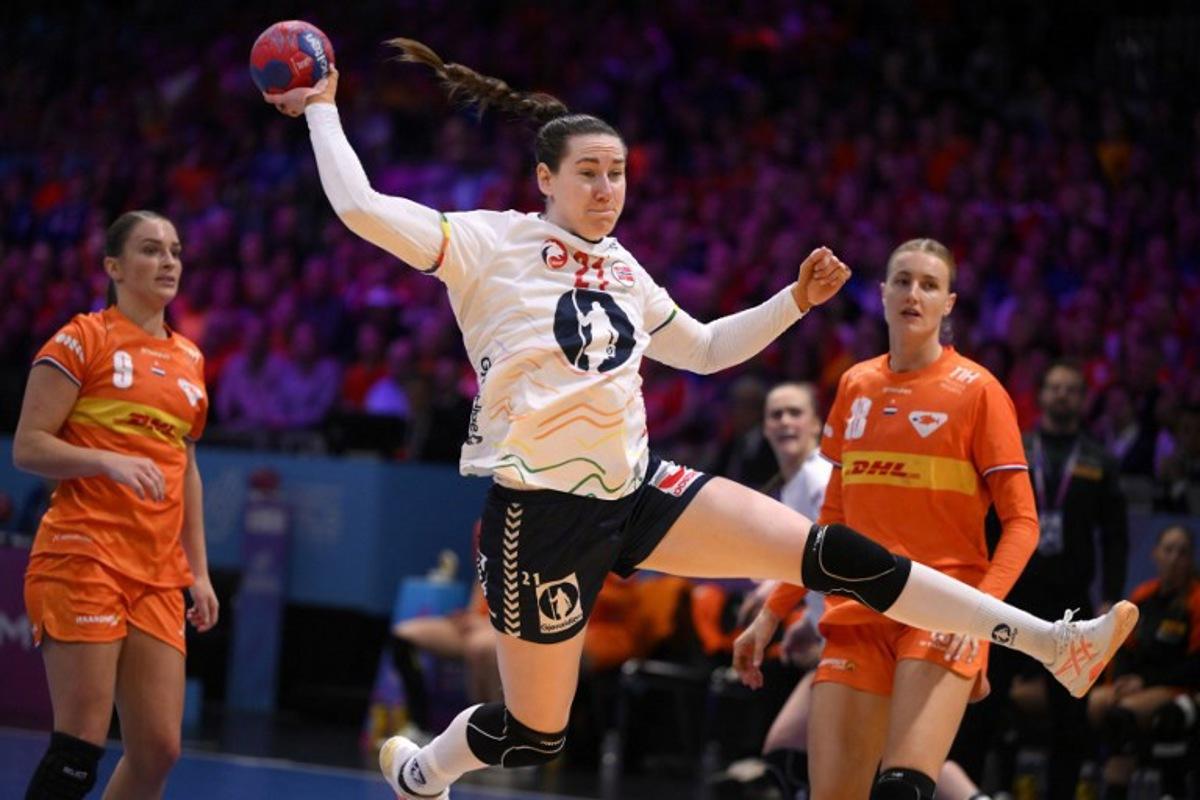 Norway's left back #21 Ingvild Bakkerud shoots during the IHF Women's Handball World Championship semi final match between the Netherlands and Norway in the Rotterdam Ahoy Arena, Rotterdam, on December 12, 2025.  JOHN THYS / AFP
