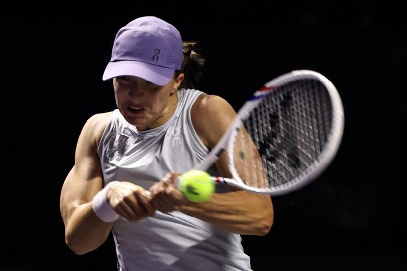 Poland's Iga Swiatek returns the ball to US' Amanda Anisimova during their WTA Finals tennis tournament in Riyadh on November 5, 2025.  Fayez NURELDINE / AFP