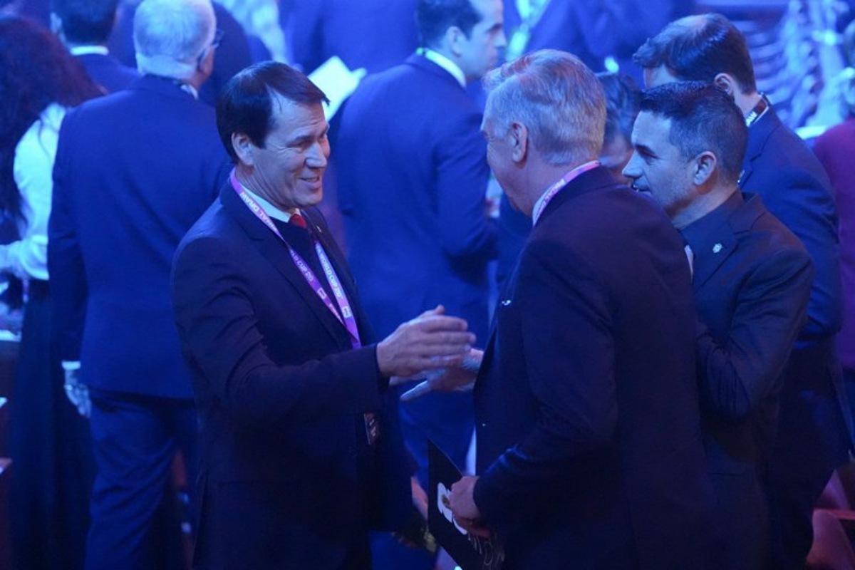 Belgium's French head coach Rudi Garcia (L) speaks with Brazil's Italian head coach Carlo Ancelotti (center R) as during the draw for the 2026 FIFA Football World Cup taking place in the US, Canada and Mexico, at the Kennedy Center, in Washington, DC, on December 5, 2025.  Stephanie Scarbrough / POOL / AFP