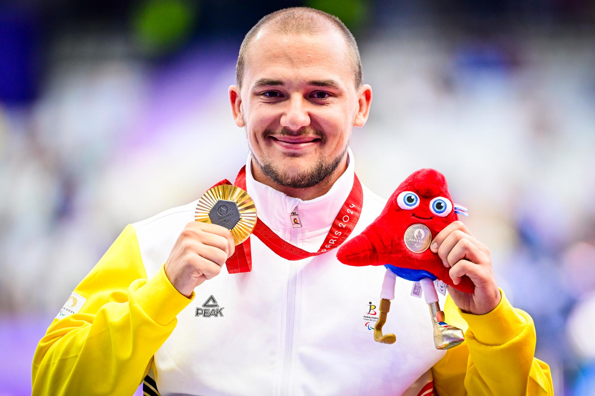 Belgian Maxime Carabin, winner of the gold medal, celebrates during the podium ceremony after the finals of the men's 100m T52 para athletics event, on day 9 of the 2024 Summer Paralympic Games in Paris, France on Friday 06 September 2024. The 17th Paralympics are taking place from 28 August to 8 September 2024 in Paris. BELGA PHOTO LAURIE DIEFFEMBACQ