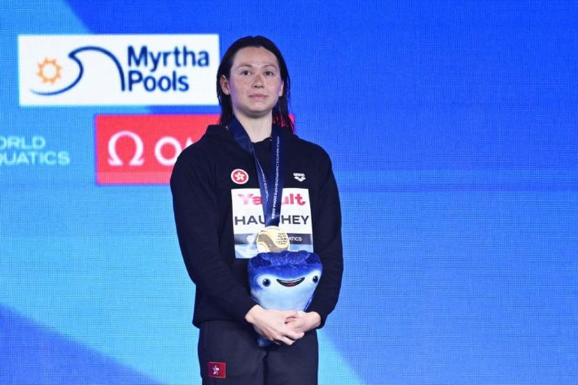 Hong Kong's gold-medallist Siobhan Bernadette Haughey poses on the podium of the women's 200m freestyle swimming event during the 2024 World Aquatics Championships at Aspire Dome in Doha on February 14, 2024.  Oli SCARFF / AFP