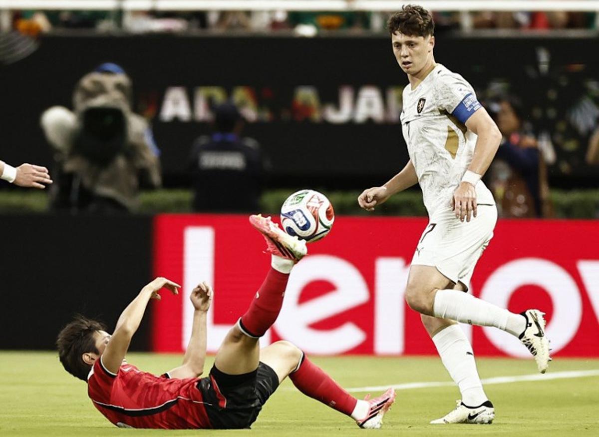 South Korea's midfielder #19 Lee Kang-in and Czech Republic's defender #07 Ladislav Krejci fight for the ball during the 2026 World Cup Group A football match between South Korea and the Czech Republic at the Guadalajara Stadium in Zapopan on June 11, 2026.   Ulises RUIZ / AFP