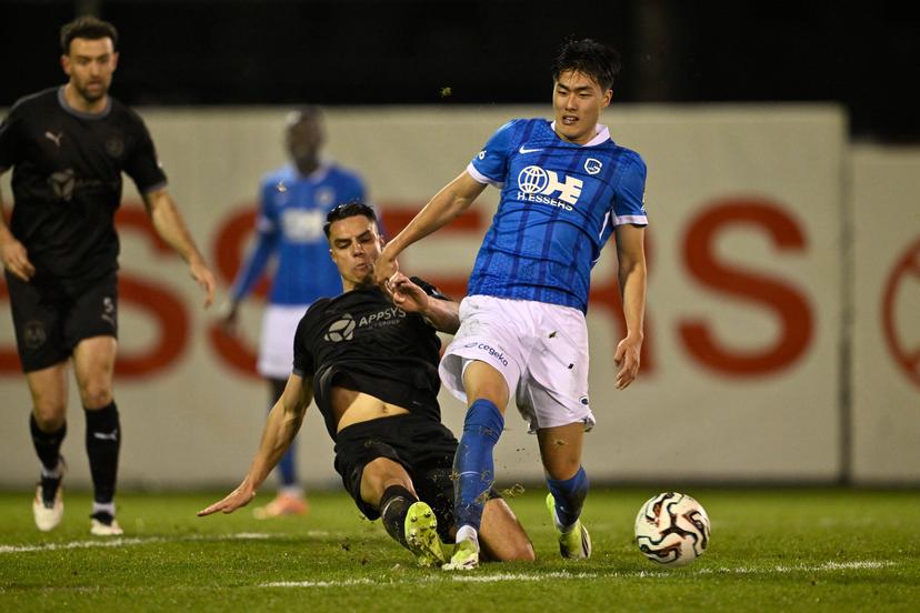 Lommel's Mathijs Pelupessy and Jong Genk's Kim Myeongjun fight for the ball during a soccer game between Jong Genk and Lommel SK, Friday 16 January 2026 in Geel, on day 20 (out of 30) of the 2025-2026 'Challenger Pro League' 1B second division of the Belgian championship. BELGA PHOTO JOHAN EYCKENS