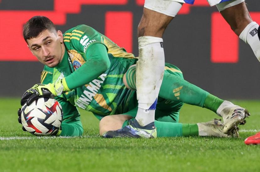 Strasbourg's Serbian goalkeeper #01 Djordje Petrovic makes a save during the French L1 football match between Stade Rennais FC and RC Strasbourg Alsace at Roazhon Park stadium in Rennes, western France, on February 2, 2025.  Fred TANNEAU / AFP