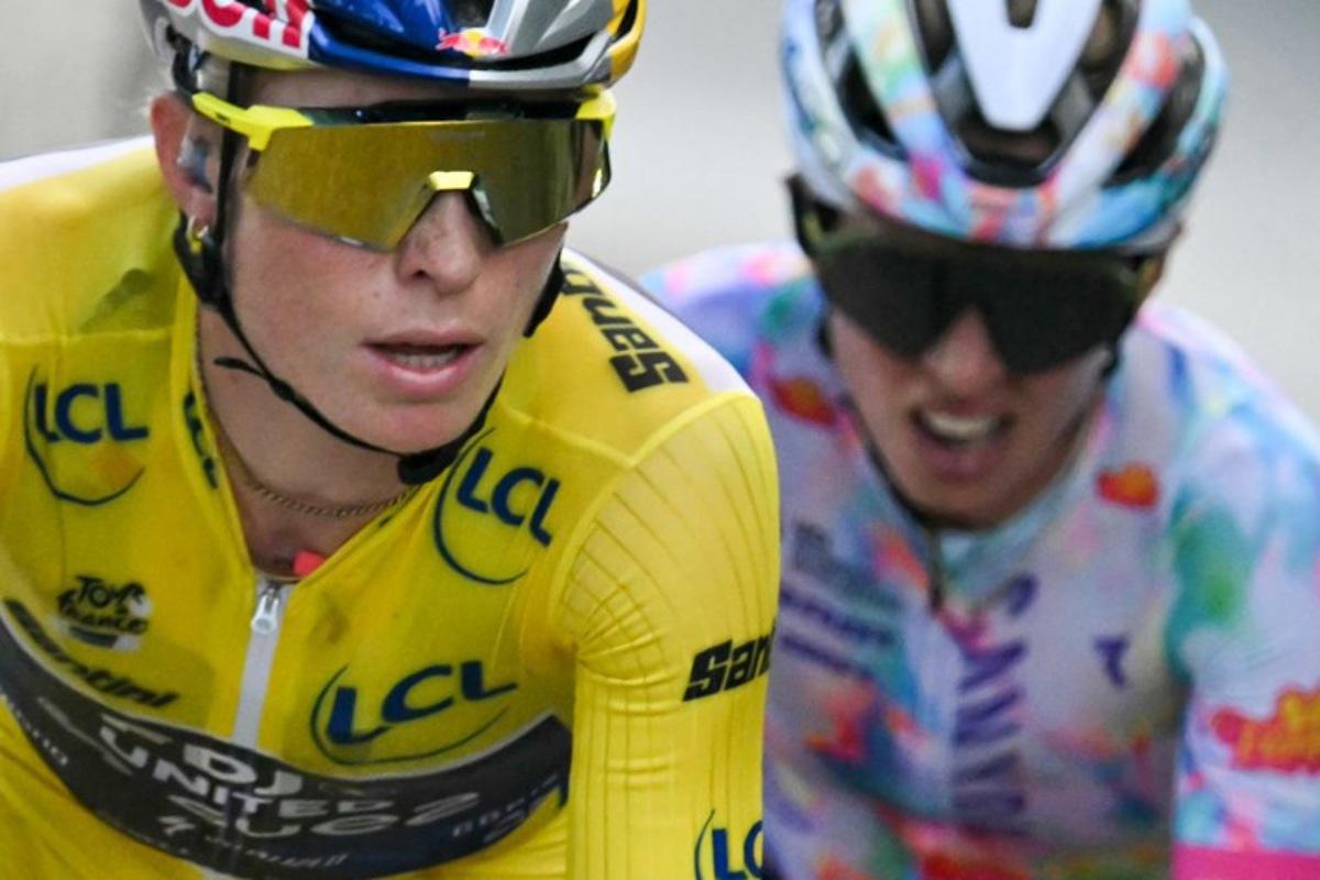 FDJ-SUEZ's Dutch rider Demi Vollering wearing the overall leader's yellow jersey (L) and Canyon//SRAM zondacrypto's Polish rider Katarzyna Niewiadoma ride in a breakaway during the 9th and final stage of the fifth edition of the Women's Tour de France cycling race, 99.2 km from Nice to Nice, southeastern France on August 9, 2026.  NICOLAS TUCAT / AFP