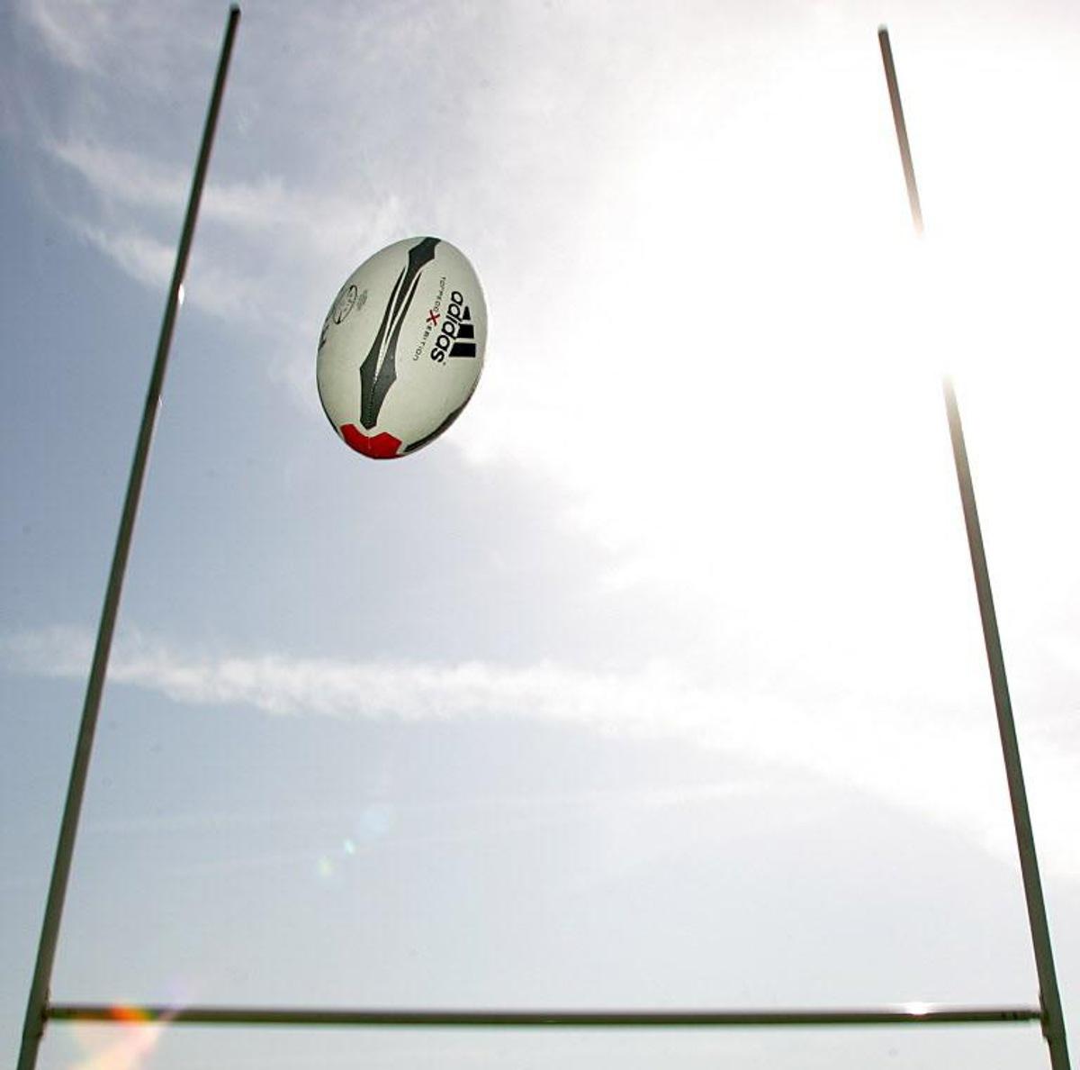 Un ballon de rugby passe les poteaux, le 28 aout 2007, au stade Serge Mesonés à Aubagne. Le stade Serge Mesonés accueillera les entrainements de l'équipe de Namibie pendant la Coupe du Monde de rugby 2007. AFP / PHOTO BORIS HORVAT Picture taken 28 March 2007 of a rugby ball in the stadium Serge Mesones of Aubagne. The stadium will host the Namibie team's trainings during the 2007 Rugby World Cup. AFP / PHOTO BORIS HORVAT  BORIS HORVAT / AFP