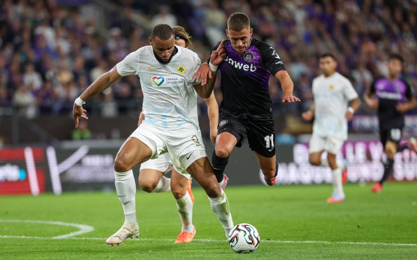 Anderlecht's Thorgan Hazard and AEK's Harold Moukoudi fight for the ball during a soccer game between Belgian RSC Anderlecht and Greek AEK Athens, on Thursday 21 August 2025 in Brussels, the first leg of the play-offs round for the UEFA Conference League competition. BELGA PHOTO VIRGINIE LEFOUR