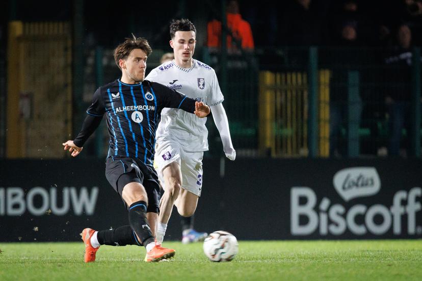 Club's Lynnt Audoor and Patro Eisden's Kevin Kis fight for the ball during a soccer game between Club NXT and Patro Eisden Maasmechelen, Friday 13 February 2026 in Roeselare, on day 25 of the 2025-2026 'Challenger Pro League' 1B second division of the Belgian championship. BELGA PHOTO KURT DESPLENTER