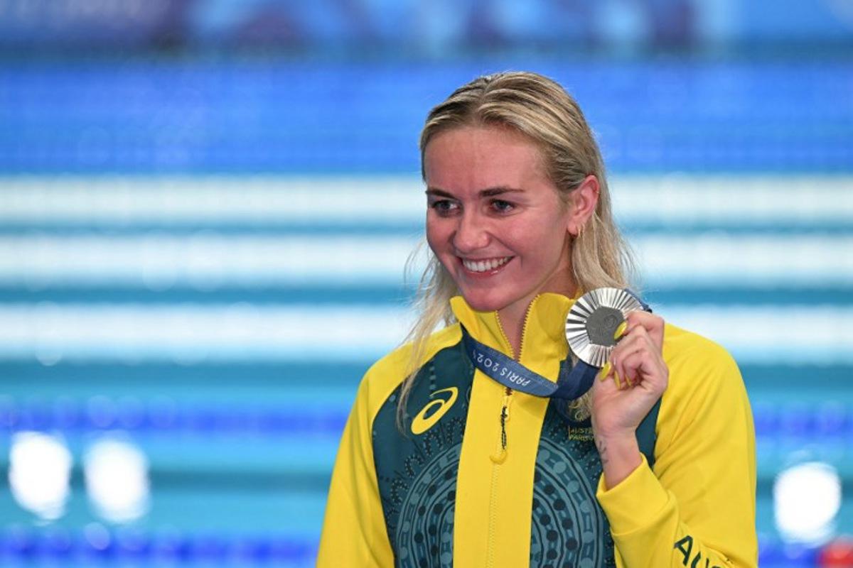 Silver medallist Australia's Ariarne Titmus celebrates during the podium ceremony of the women's 800m freestyle swimming event during the Paris 2024 Olympic Games at the Paris La Defense Arena in Nanterre, west of Paris, on August 3, 2024.  Jonathan NACKSTRAND / AFP