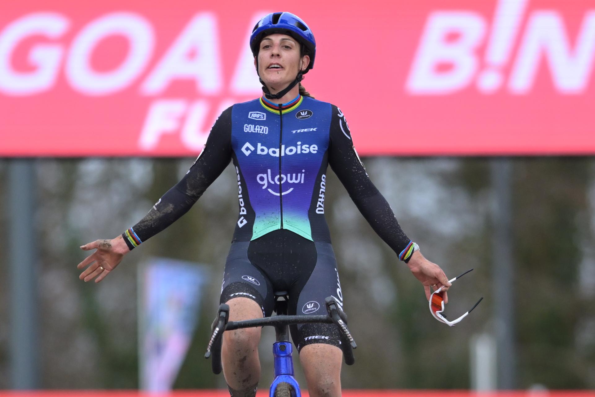 Dutch Lucinda Brand celebrates as she crosses the finish line to win the women's elite race of the Cyclocross World Cup, in Namur, Sunday 14 December 2025, stage 4 (out of 12) in the World Cup of the 2026-2027 season. BELGA PHOTO DAVID PINTENS