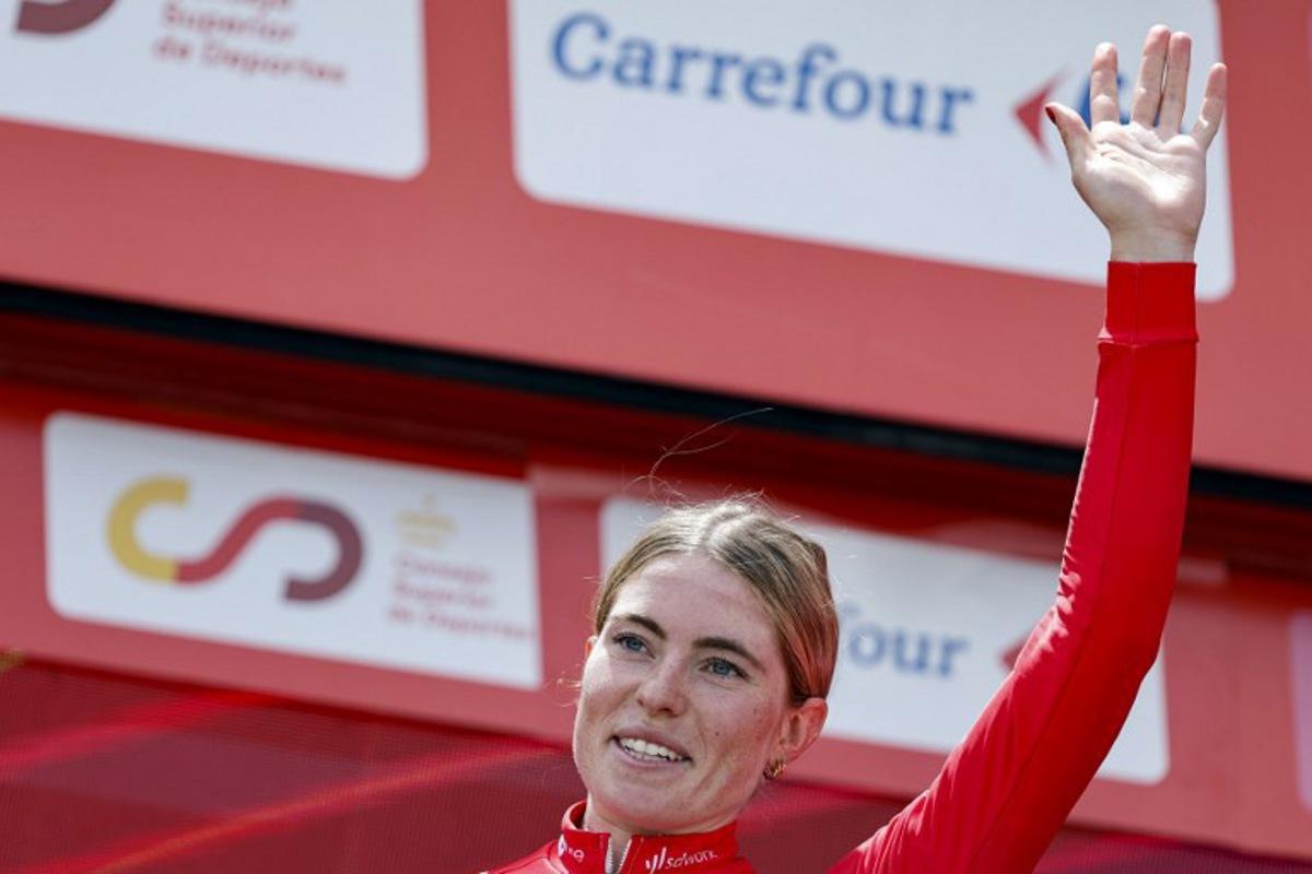 Team SD Worx - Protime's Dutch rider Demi Vollering celebrates her overall victory on the podium after winning the 8th stage of the 2024 La Vuelta Femenina cycling tour of Spain, an 89,5 km race from Madrid to Valdesqui ski resort, in Rascafria, on May 5, 2024.  OSCAR DEL POZO / AFP
