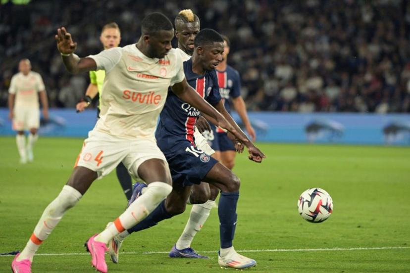 Paris Saint-Germain's French forward #10 Ousmane Dembele (C) fights for the ball with Montpellier's Malian defender #04 Boubakar Kiki Kouyate (L) during the French L1 football match between Paris Saint-Germain (PSG) and Montpellier Herault SC at The Parc des Princes Stadium in Paris, on August 23, 2024.  Bertrand GUAY / AFP
