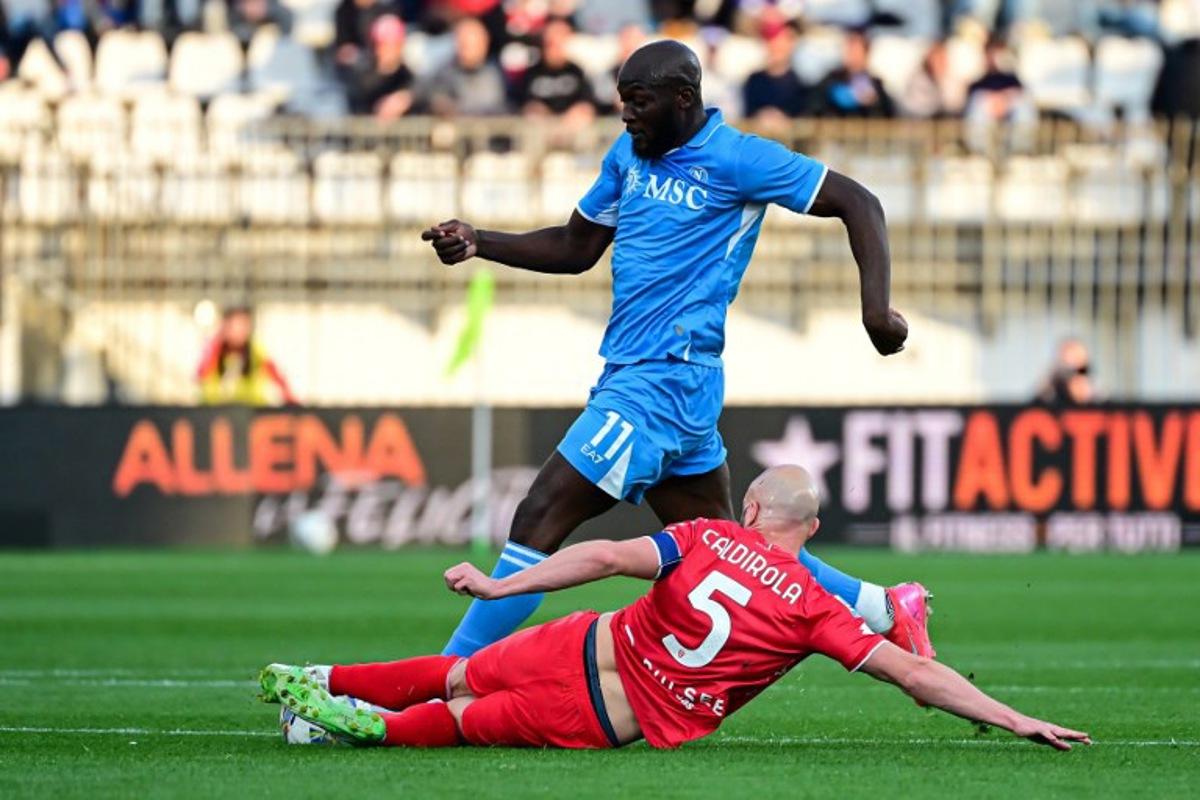 Monza's Italian defender #5 Luca Caldirola tackles Napoli's Belgian forward #11 Romelu Lukaku during the Italian Serie A football match between Monza and Napoli at the Brianteo Stadium in Monza, Italy on April 19, 2025.  Piero CRUCIATTI / AFP