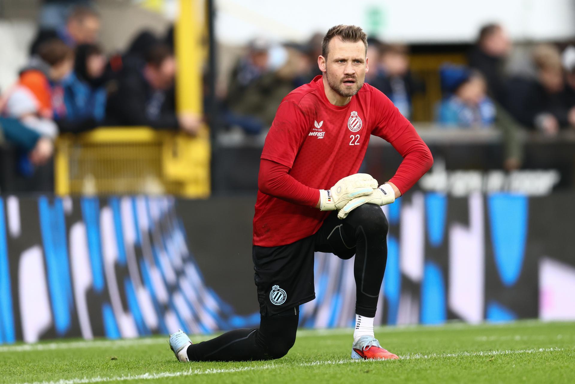 Club's goalkeeper Simon Mignolet pictured in action during the warming-up for a soccer match between Club Brugge and Royal Antwerp FC, Sunday 30 November 2025 in Brugge, on day 16 of the 2025-2026 'Jupiler Pro League' first division of the Belgian championship. BELGA PHOTO BRUNO FAHY