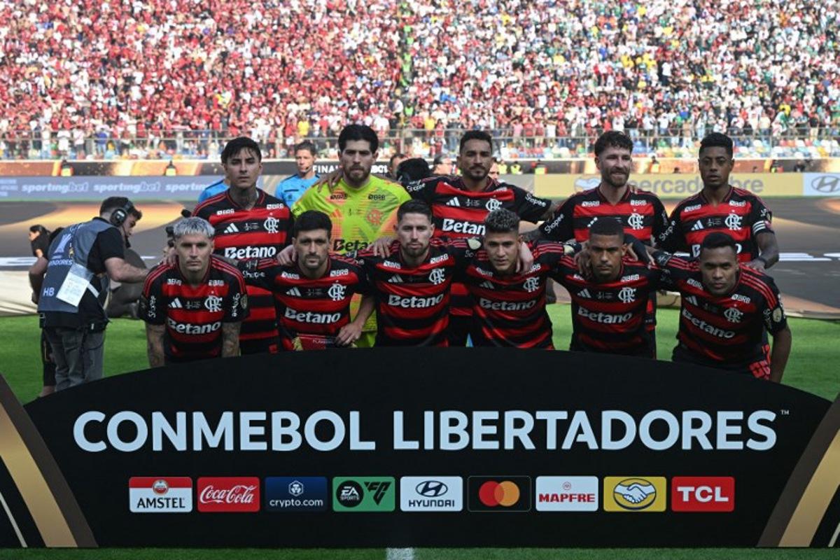 Flamengo team pose for a team photo ahead of the all Brazilian Copa Libertadores final football match between Palmeiras and Flamengo at Monumental 'U' Marathon stadium in Lima on November 29, 2025.  ERNESTO BENAVIDES / AFP
