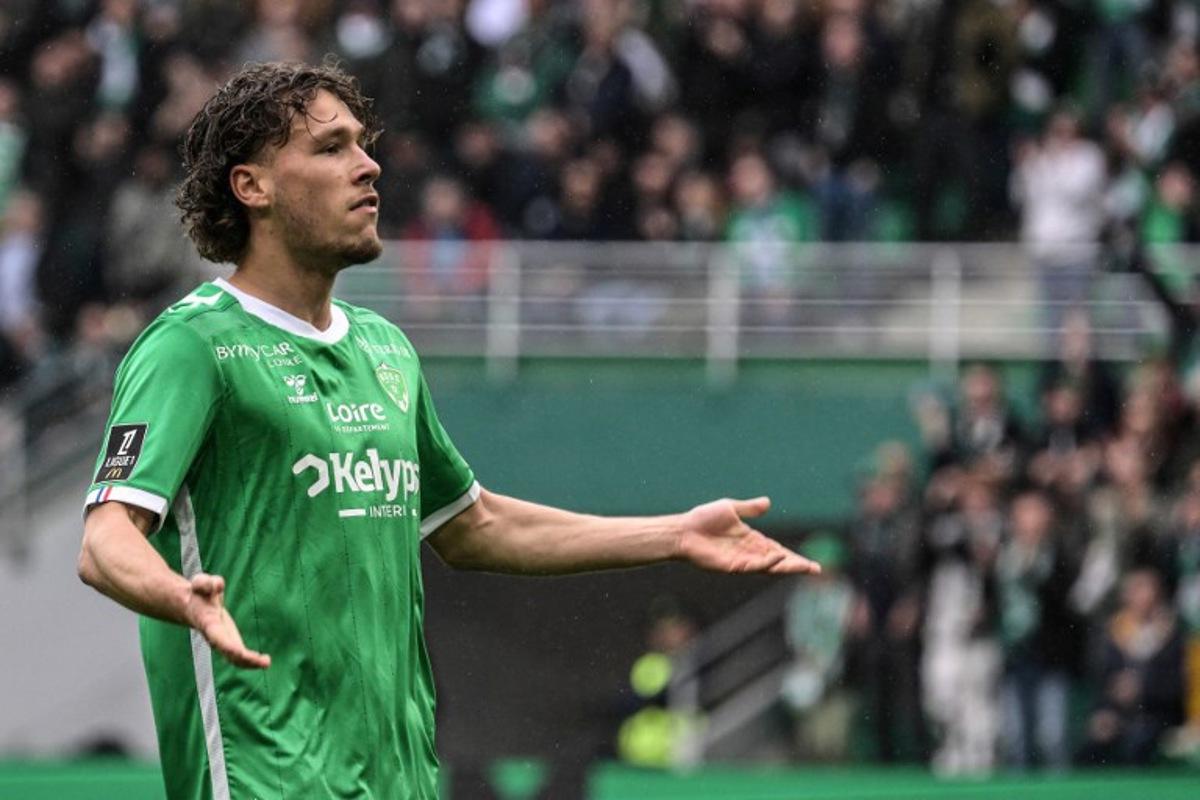 Saint Etienne's Belgian forward #32 Lucas Stassin celebrates after scoring his team's first goal during the French L1 football match between AS Saint-Etienne and Stade Brestois 29 at the Geoffroy-Guichard Stadium in Saint-Etienne, central France on April 13, 2025.  JEAN-PHILIPPE KSIAZEK / AFP