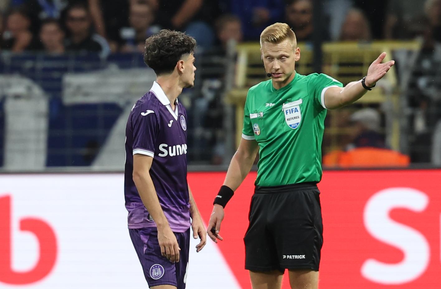 Anderlecht's Tristan Degreef and referee Lothar D'Hondt pictured during a soccer match between RSC Anderlecht and KRC Genk, Sunday 14 September 2025 in Anderlecht, on day 7 of the 2025-2026 'Jupiler Pro League' first division of the Belgian championship. BELGA PHOTO VIRGINIE LEFOUR