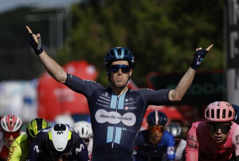 Team Dsm's Italian rider Alberto Dainese celebrates winning the stage 19 of the 2023 La Vuelta cycling tour of Spain, a 177,1 km race between La Baneza and Iscar on September 15, 2023.  Oscar DEL POZO / AFP