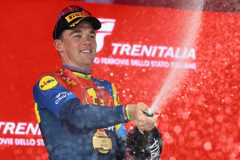 Cyclamen jersey, Lidl-Trek's Danish rider Mads Pedersen celebrates on the podium after victory in the 13th stage of the 108th Giro d'Italia cycling race of 180kms from Rovigo to Vicenza on May 23, 2025.  Luca Bettini / AFP