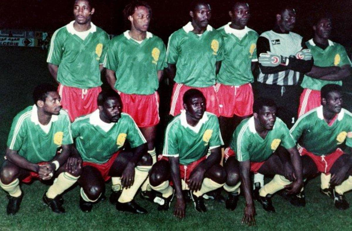 Photo d'archives datant d'avril 1990 montrant l'équipe de football du Cameroun qualifiée pour le Mondiale 1990. Debout, de G à D: Benjamin Massing, Cyril Makanaky, Libih, Emmanuel Kunde, Thomas N'Kono, Pagal. Accroupis: André Kana-Biyik, Bonaventure Djonkep, Bertin Ebwelle, Eugène Ekéké, Stephen Tataw.  AFP PHOTO