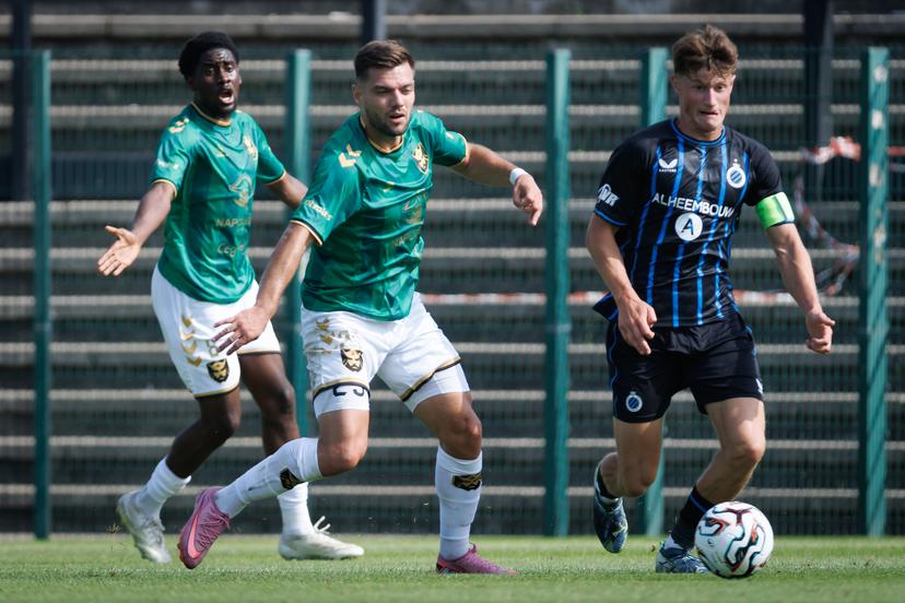 Francs Borains' Corenthyn Lavie and Club's Laurens Goemaere fight for the ball during a soccer game between Club NXT and Royal Francs Borains, Sunday 10 August 2025 in Roeselare, on day 1 of the 2025-2026 'Challenger Pro League' 1B second division of the Belgian championship. BELGA PHOTO KURT DESPLENTER