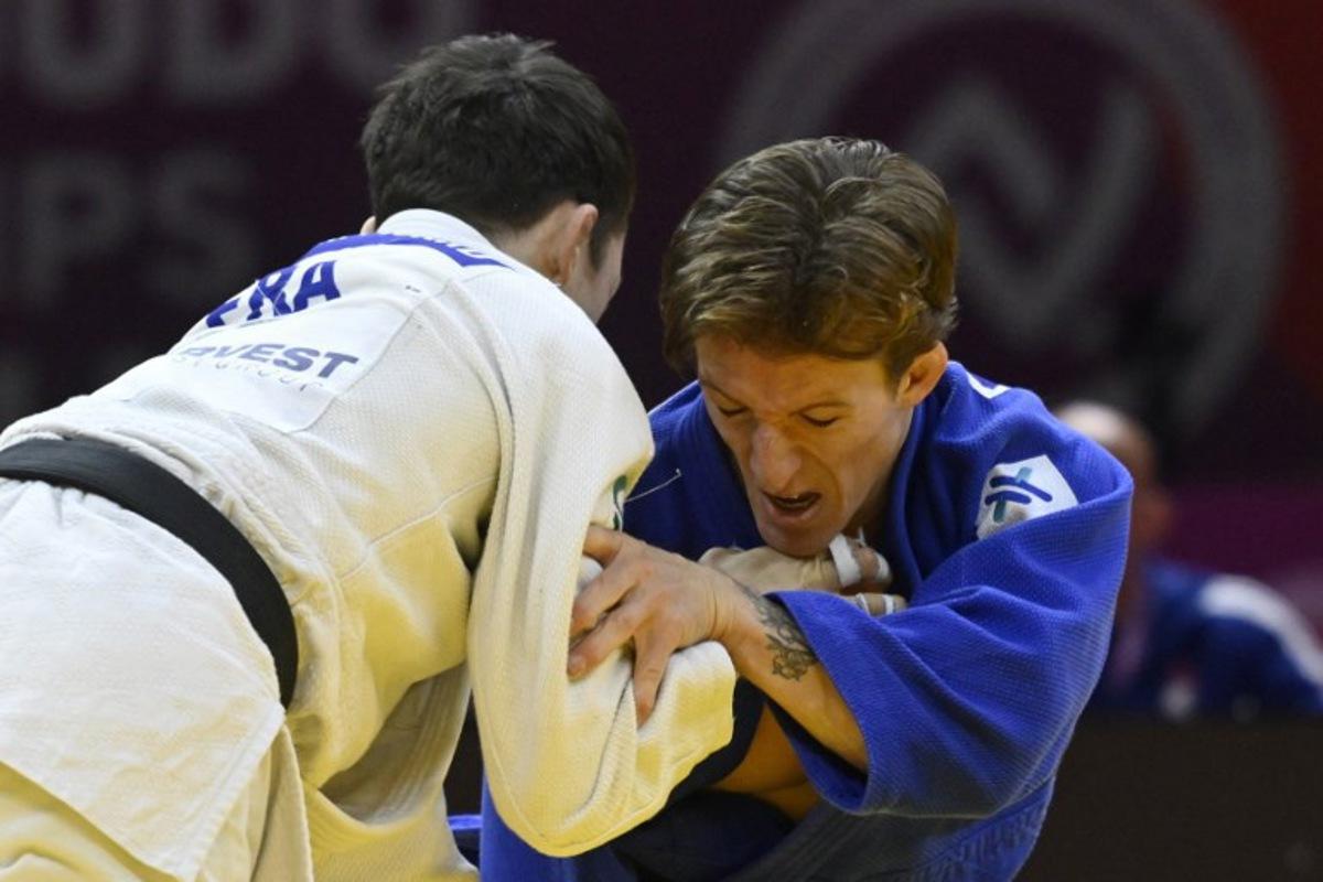 France's Romain Valadier Picard (white) competes against Belgium's Jorre Verstraeten in the men's under 60 kg round of 16 at the World Judo Championships in Baku on October 4, 2026.  Alexander NEMENOV / AFP