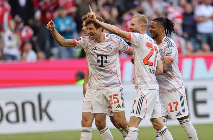 Bayern Munich's players celebrate during the German first division Bundesliga football match between Bayern Munich and Borussia Moenchengladbach in Munich on May 10, 2025.  Alexandra BEIER / AFP