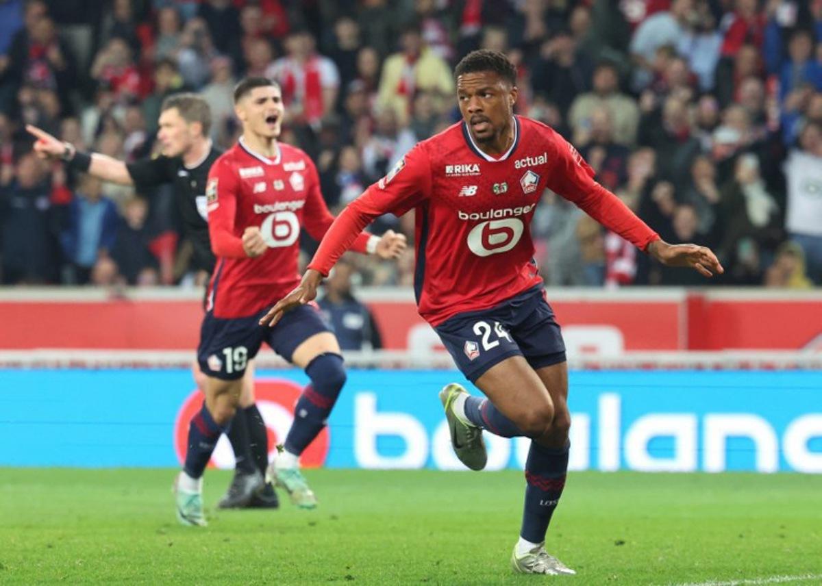 Lille's English forward #24 Chuba Akpom celebrates with teammates after scoring a penalty kick during the French L1 football match between Lille LOSC and Stade de Reims at Stade Pierre-Mauroy in Villeneuve-d'Ascq, northern France on May 17, 2025.   FRANCOIS LO PRESTI / AFP