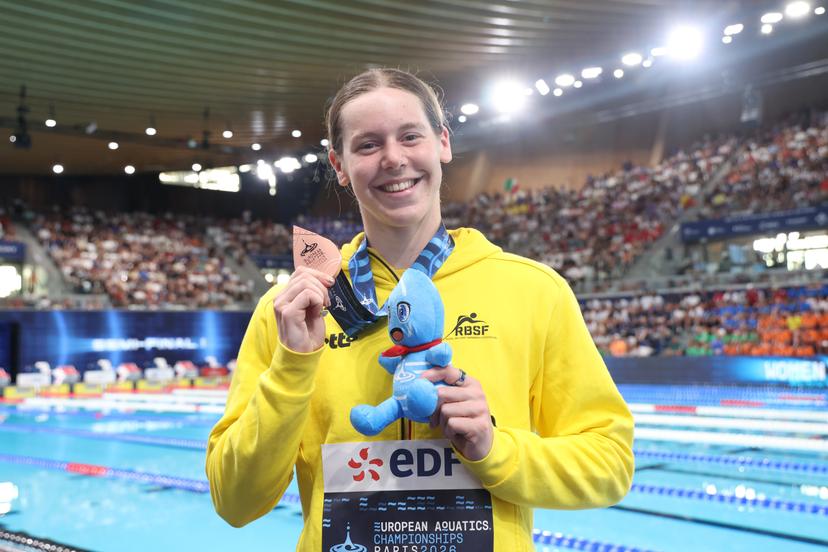 Belgian athlete Roos Vanotterdijk celebrates with her bronze medal after the podium of the Women's 200m medley race at the European Aquatics Championships in Paris, France on Saturday 15 August 2026. BELGA PHOTO VIRGINIE LEFOUR