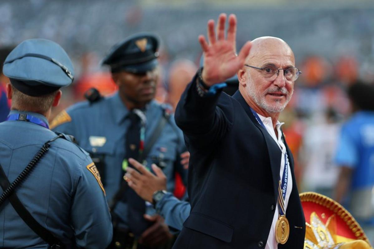 Spain's head coach Luis de la Fuente waves after winning the 2026 World Cup football tournament final match between Spain and Argentina at the New York/New Jersey Stadium in East Rutherford on July 19, 2026.   PATRICIA DE MELO MOREIRA / AFP