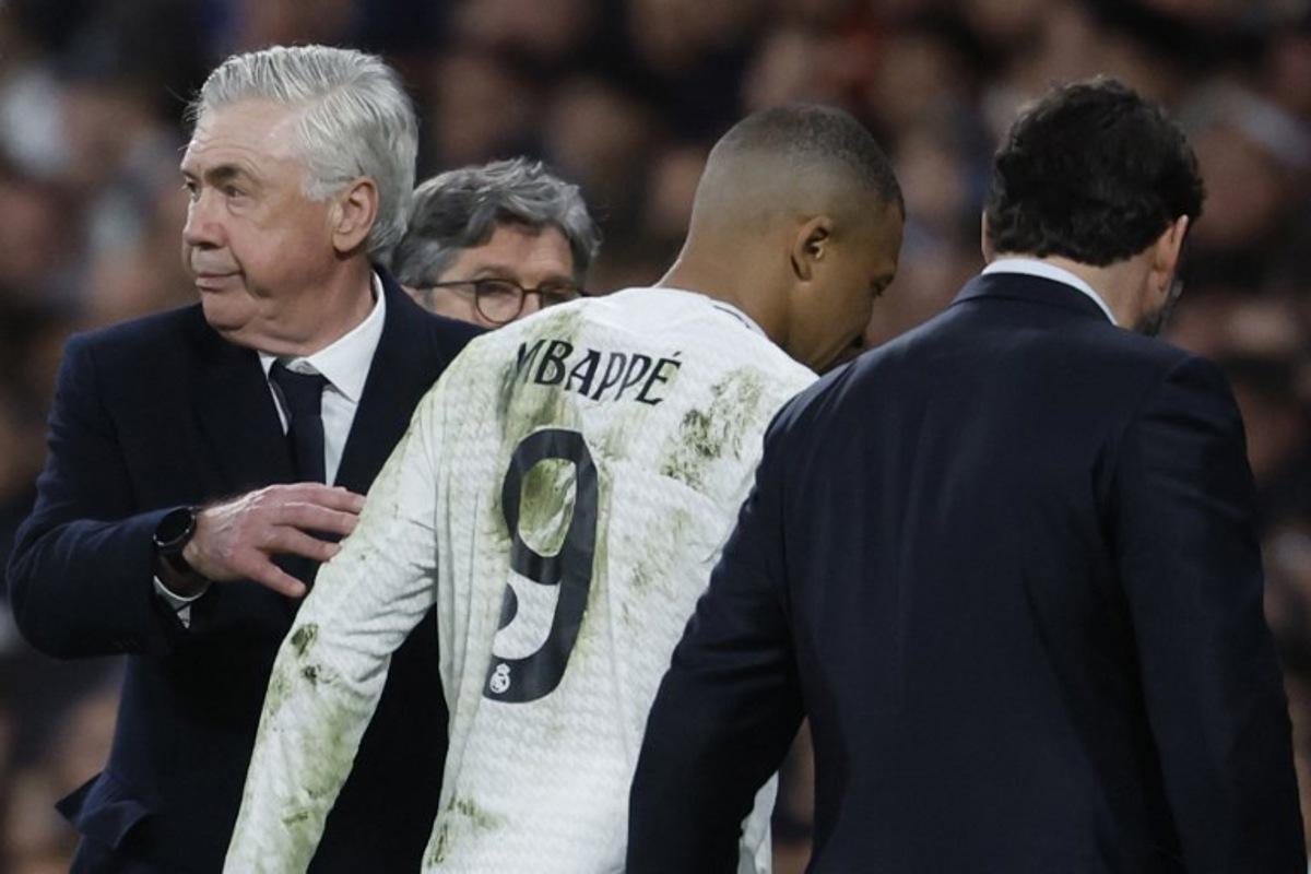 Real Madrid's French forward #09 Kylian Mbappe leaves the pitch after resulting injured during the UEFA Champions League quarter final second leg football match between Real Madrid CF and Arsenal at Santiago Bernabeu Stadium in Madrid on April 16, 2025.  Pierre-Philippe MARCOU / AFP