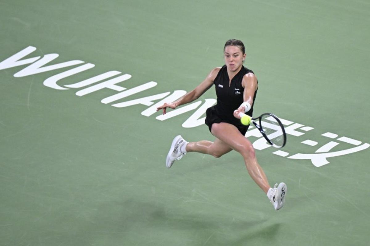 Poland's Maja Chwalinska hits a return to Poland's Iga Swiatek during their women's singles semi-final match at the Wuhan Open tennis tournament in Wuhan, China's Hubei province on October 17, 2026.  WANG Zhao / AFP