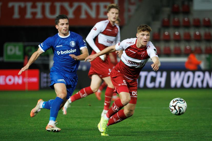 Gent's Dante Vanzeir and Essevee's Yannick Cappelle fight for the ball during a soccer match between SV Zulte Waregem and KAA Gent, Sunday 19 October 2025 in Waregem, on day 10 of the 2025-2026 'Jupiler Pro League' first division of the Belgian championship. BELGA PHOTO KURT DESPLENTER