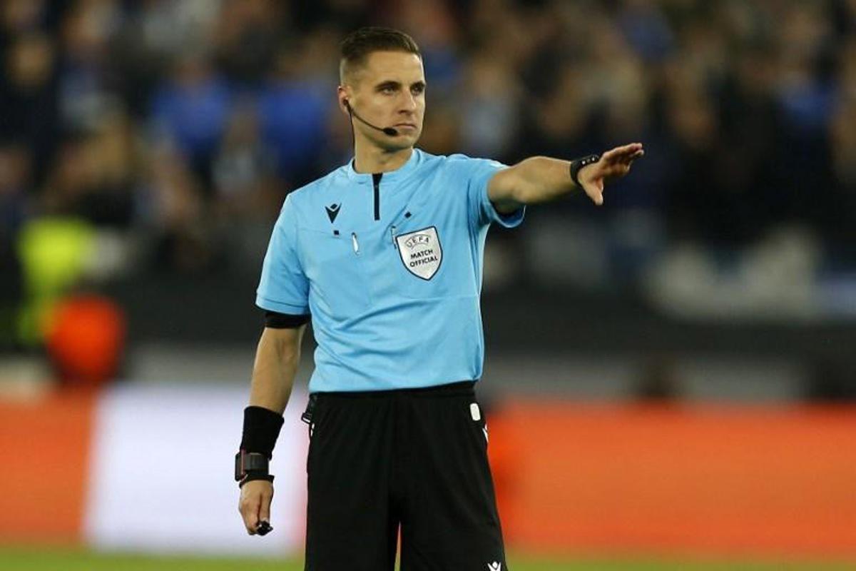 Lithuanian referee Donatas Rumsas gestures during the UEFA Europa League group H football match between West Ham United and Genk at The London Stadium, in east London on October 21, 2021.  Ian KINGTON / AFP