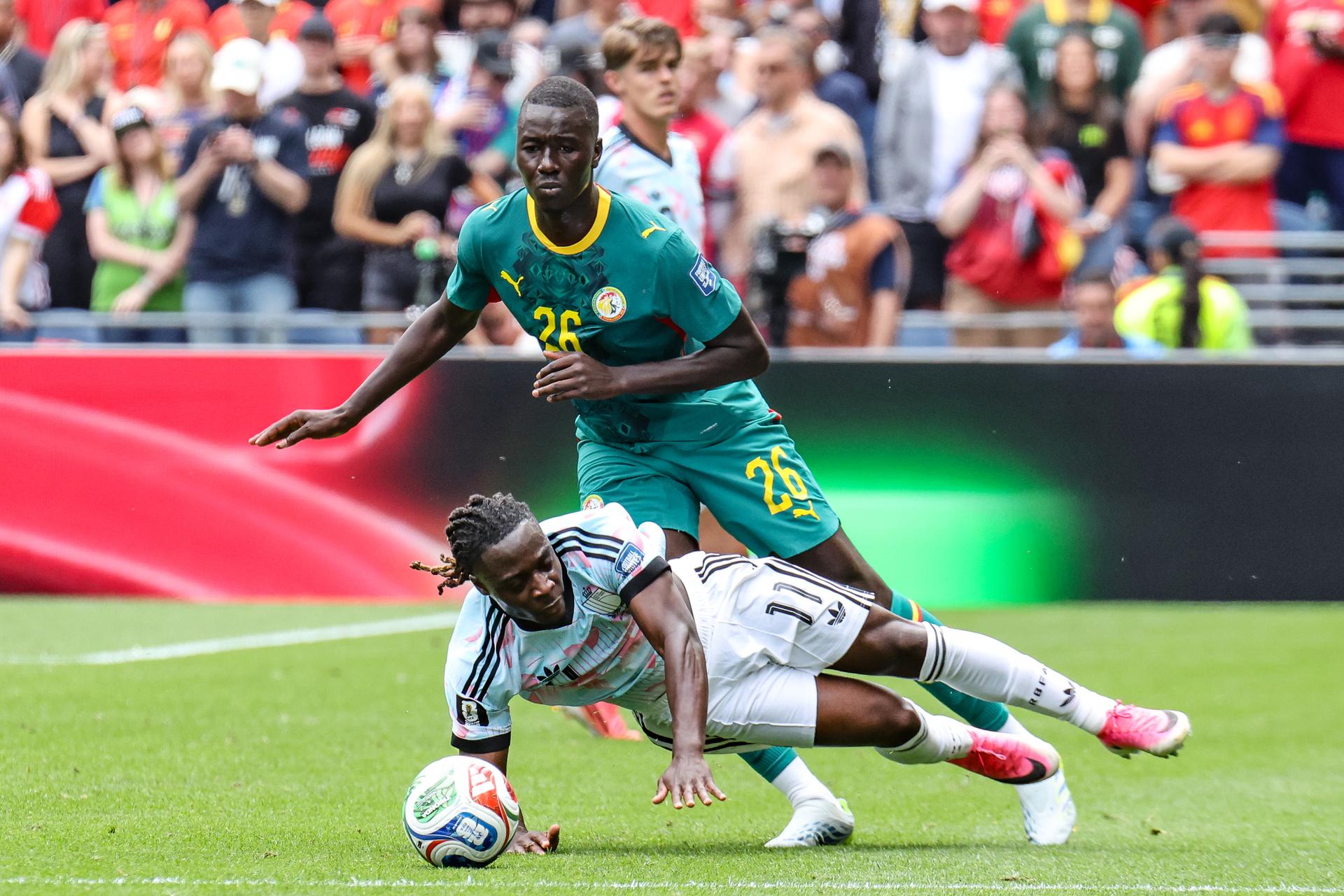 Belgium's Jeremy Doku and Senegal's Pape Gueye fight for the ball during a soccer game between Belgian national team Red Devils and Senegal, on Wednesday 01 July 2026, at the Seattle Field, in Seattle, a 1/16 finals game in the FIFA World Cup 2026. BELGA PHOTO BRUNO FAHY