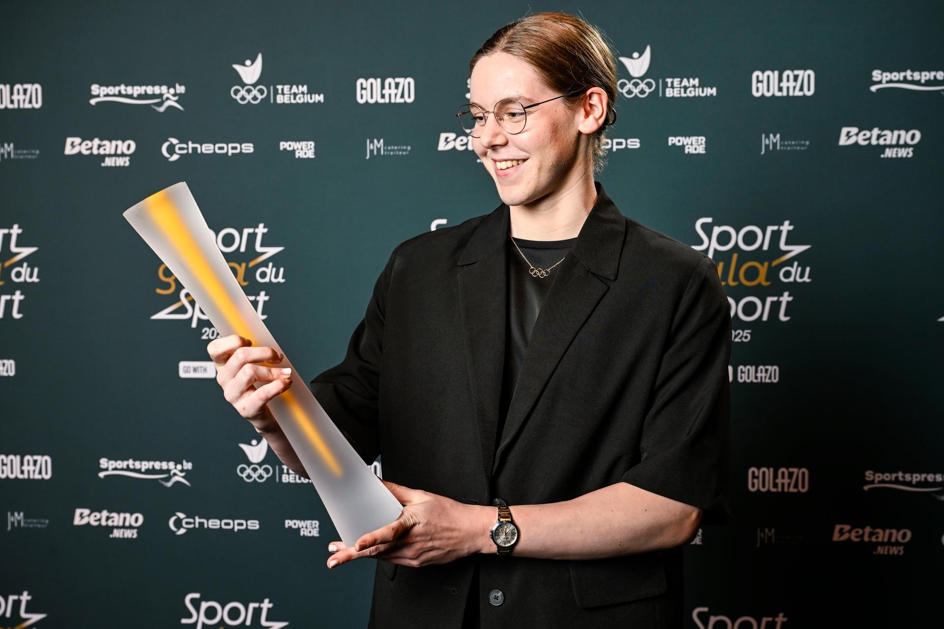 Belgian Roos Vanotterdijk poses for the photographer after winning the Beloftevolle Jongere / Jeune Espoir de l Année 2025 at the 'Sportgala' award show, to announce the sport women and men of the year 2025, Sunday 14 December 2025 in Schelle. BELGA PHOTO POOL NICO VEREECKEN