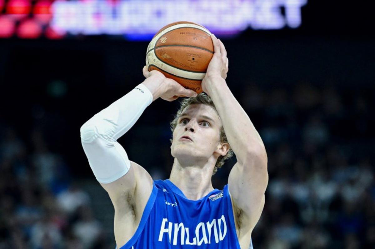 Finland's center #23 Lauri Markkanen shoots during the FIBA EuroBasket 2025 Group B basketball match between Sweden and Finland in Tampere, Finland, on August 27, 2025.  Heikki Saukkomaa / Lehtikuva / AFP