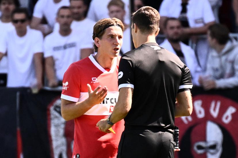 Antwerp's Dennis Praet receives a red card from and referee Bram Van Driessche a soccer match between Royal Antwerp FC and KV Mechelen, Sunday 24 August 2025 in Antwerp, on day 5 of the 2025-2026 'Jupiler Pro League' first division of the Belgian championship. BELGA PHOTO MAARTEN STRAETEMANS