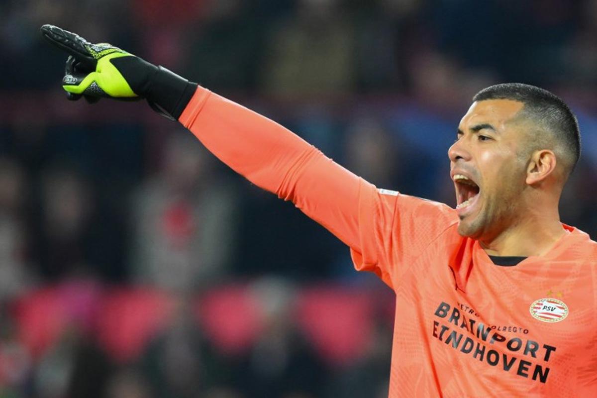PSV Eindhoven's Argentine goalkeeper #01 Walter Benitez gestures during the UEFA Champions League round of 16 first leg football match between PSV Eindhoven (NED) and Arsenal FC (ENG) at the the PSV Stadion, in Eindhoven, on March 4, 2025.  JOHN THYS / AFP