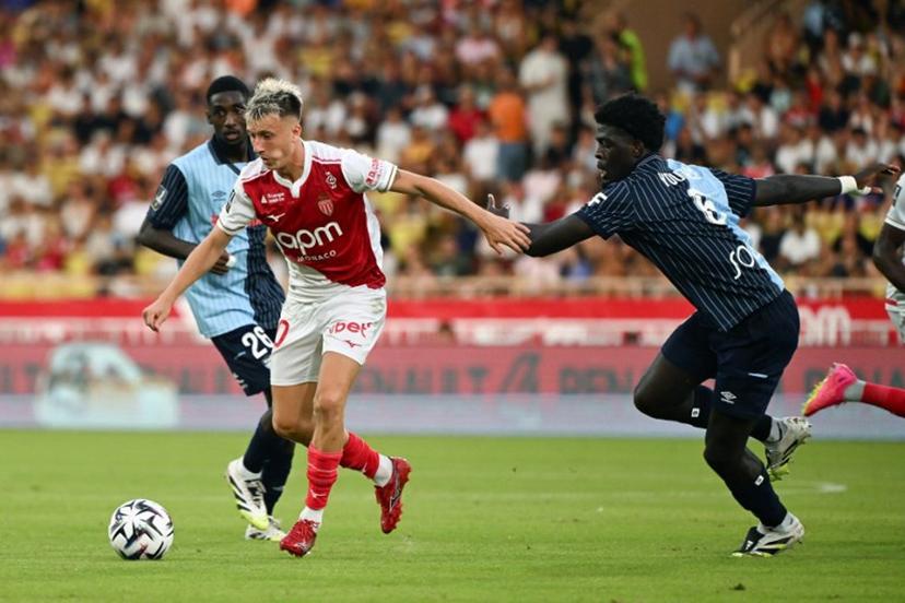Monaco's Russian midfielder #10 Aleksandr Golovin and Le Havre's French defender #06 Etienne Youte Kinkoue (R) fight for the ball during the French L1 football match between AS Monaco and Le Havre AC at the Louis II Stadium (Stade Louis II) in the Principality of Monaco on August 16, 2025.  Miguel MEDINA / AFP