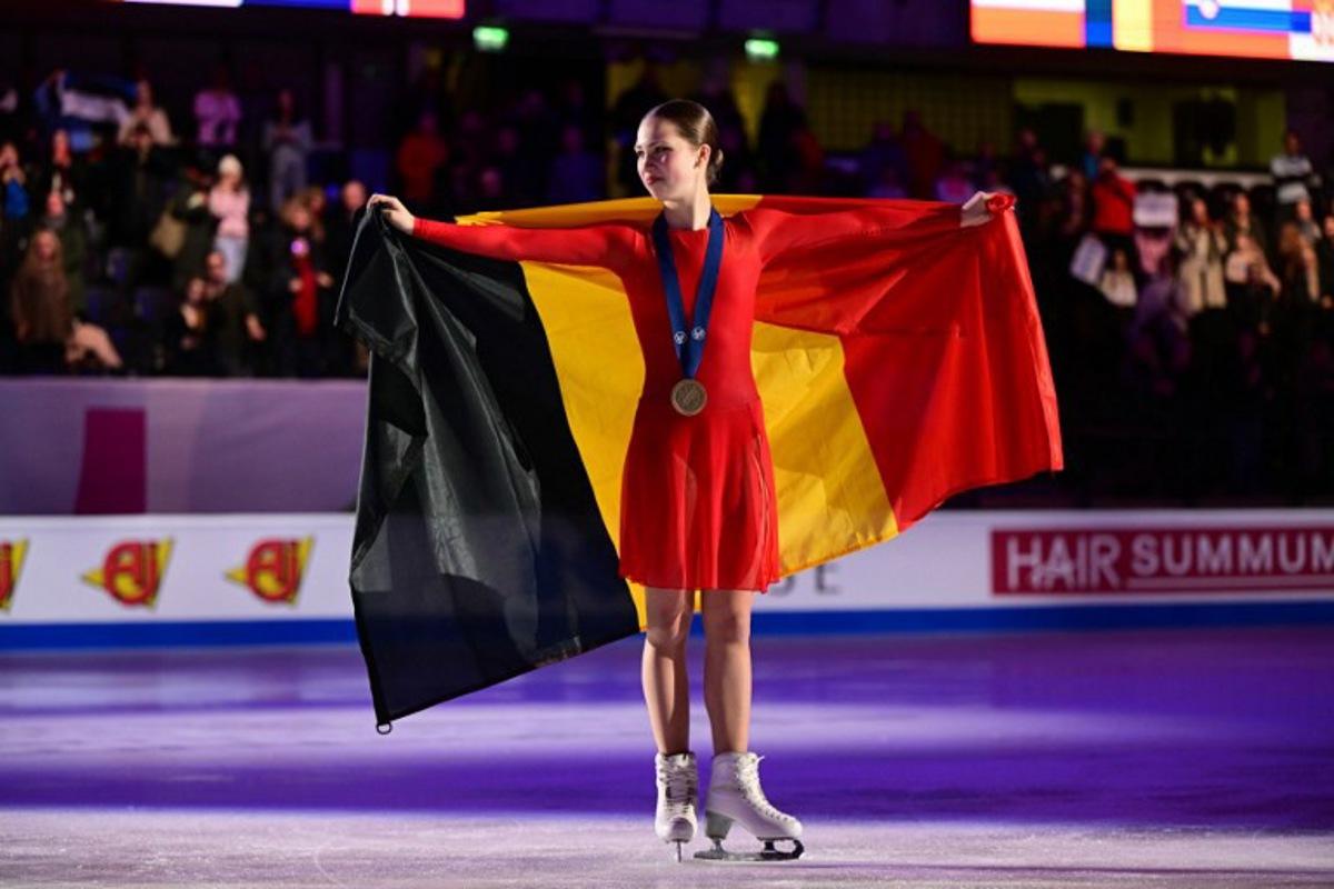 Bronze medallist Belgium's Nina Pinzarrone poses for a picture after the medal ceremony of the women's Free Skating event of the ISU Figure Skating European Championships in Tallinn, Estonia on January 31, 2025.  Daniel MIHAILESCU / AFP
