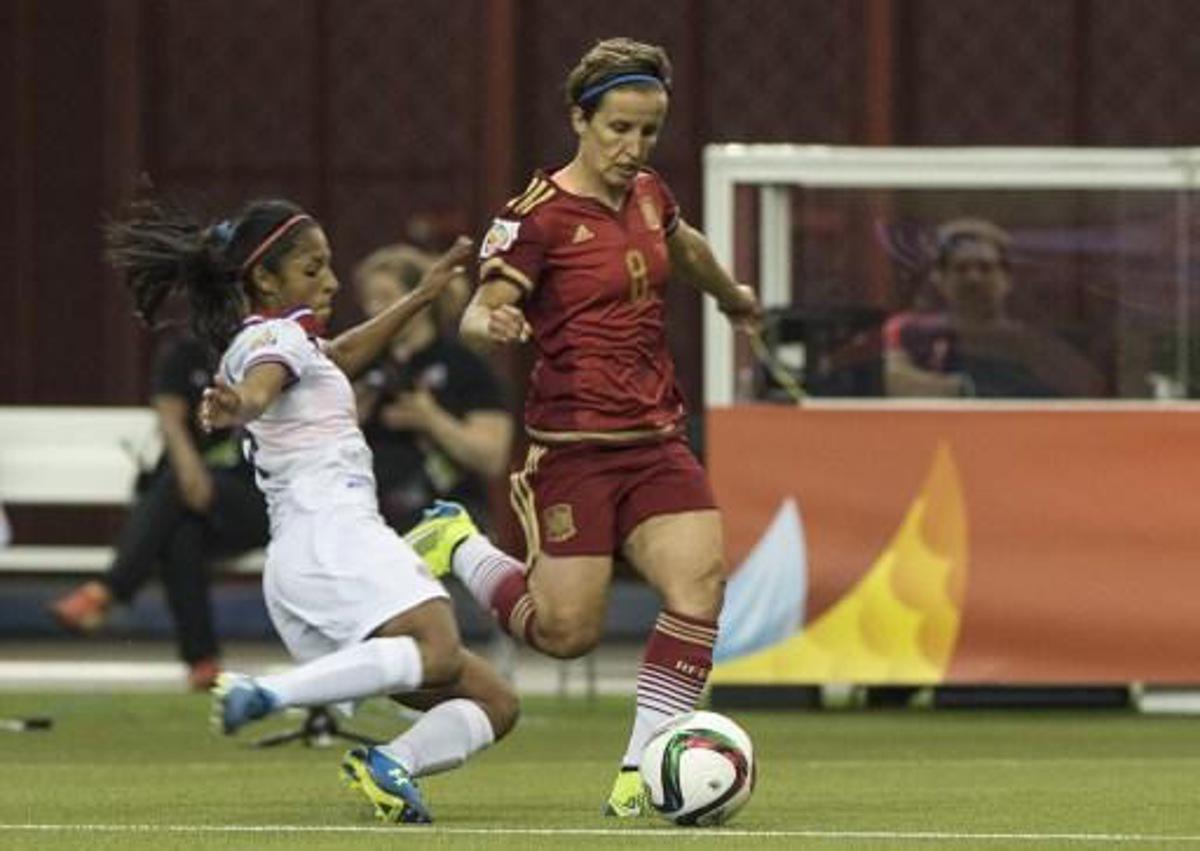 Costa Rica's Diana Saenz tackles Spain's Sonia Bermudez during a Group E match at the 2015 FIFA Women's World Cup at the Olympic Stadium in Montreal on June 9, 2015.    AFP PHOTO/NICHOLAS KAMM